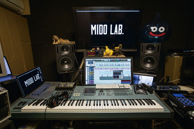 筆者のスタジオ、MIDO LAB.では、YAMAHA Motif XS8をマスター・キーボード兼シンセとして使用している。正面に映るのはPro Toolsで、筆者はHDX環境で使用している（Photo：Hiroki Obara）