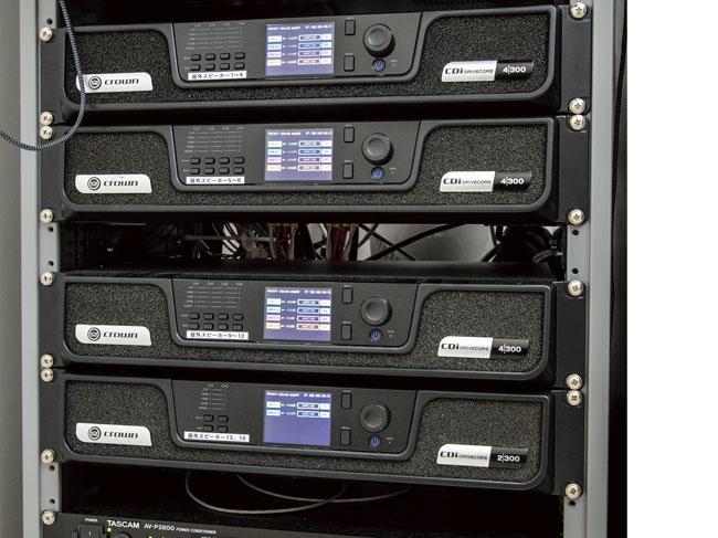▲パワー・アンプはCROWN CDI4|300×3基とCDI2|300×2基で、AWC129×14基分をまかなう