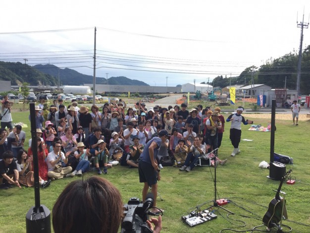 牡鹿半島中部エリアの入口となっていた、牡鹿ビレッジ芝生広場でのGAKU-MC(rap)のライブ。左右にL1 Compactを1台ずつ設置。電源が確保できれば、どこでもライブができるのがL1 Compactの強み