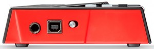 ▲サイド・パネルには左から、サステイン・ペダル入力(フォーン)、USB端子、電源スイッチをレイアウト