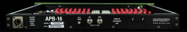 APB-16のリア・パネル。トップ・カバーを外した状態