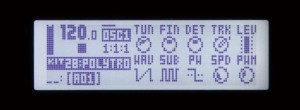 ▲写真①　シンセ・トラック設定を呼び出したLCDディスプレイ。波形選択、サブオシレーター、デチューン機能、PWMの深さ／スピードなどを調節できる。また本機から４音ポリモードや４つのシンセ・トラックをユニゾンさせるモードも追加された