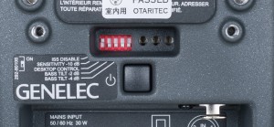 ▲リアの一部。中央の四角いボタンが電源スイッチで、写真では分かりづらいが下向きに電源端子(メガネ型)と入力端子(XLR)が付いている。トーン・コントロール類は電源スイッチの上にあり、ISS、−10dB、デスクトップ・コントロール、低域−2dB、低域−4dBのオン/オフが並ぶ
