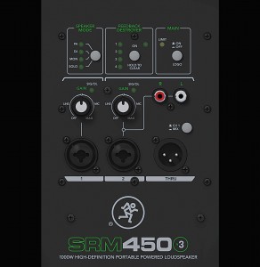 ▲背面には、内蔵DSPによる音響補正機能や入力端子を装備。音響補正機能としては、PA/DJ/MON/SOLOの4つの周波数特性を選べるスピーカー・モード、カットする周波数ポイントを4つまで設定できるマルチバンド・フィードバック・デストロイヤーが備えられている。音声入力は2ch仕様となっており、いずれのチャンネルにもマイク/ライン・イン(XLR/フォーン・コンボ)とそのゲイン・コントロールが装備されている。ch2についてはライン・インL/R(RCAピン)とスルー・アウト(XLR)、スルー・アウトの出力をch1単体かch1+ch 2のミックスにするか選べるスイッチを装備