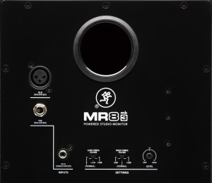 ▲リア・パネルにはバスレフ・ポートと3種類のインプット(XLR、TRSフォーン、RCAピン)、低域レベル・コントロール(0dB/+2dB/+4dB)、高域レベル・コントロール(−2dB/0dB/+2dB)、ボリューム・ツマミを搭載する