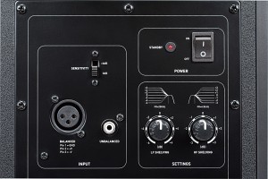 ▲リア・パネル。左は入力端子(XLR、RCAピン)と感度切り替えスイッチ(+6/0dB)、右は電源スイッチと、LF(250Hz)&HF(4.5kHz)の補正用シェルビングEQ