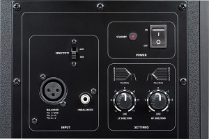 ▲リア・パネル。左は入力端子（XLR、RCAピン）と感度切り替えスイッチ（＋6/0dB）、右は電源スイッチと、LF（250Hz）＆HF（4.5kHz）の補正用シェルビングEQ