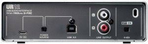 ▲背面には、左から5VのDCイン、電源の切り替えスイッチ(USBバス・パワーかDC)、USB 2.0端子、RCAピンのライン・アウトL/R、+48Vのファンタム電源スイッチが並ぶ