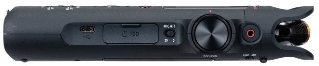 ▲本体右側。左からUSB Type-C端子、SD/SDHC/SDXCカード対応のスロット、−20dBのマイク・アッテネーター・スイッチ、L/Rのマイク入力レベル調整ダイアル、プラグイン・パワー対応のマイク/ライン入力(ステレオ・ミニ)と入力切り替えスイッチを装備している