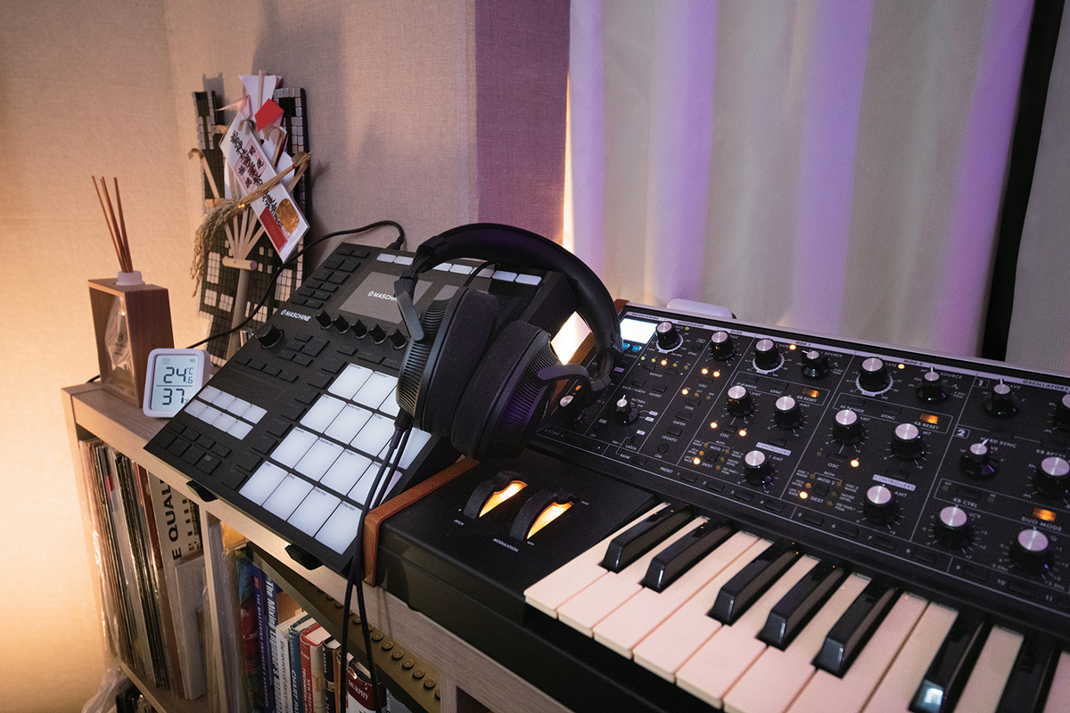 NATIVE INSTRUMENTS Maschine MK3とアナログ・シンセのMOOG Subsequ ent 37 Tribute Edition。中央に掛かっているのはSONYの背面開放型ヘッドホンMDR-MV1