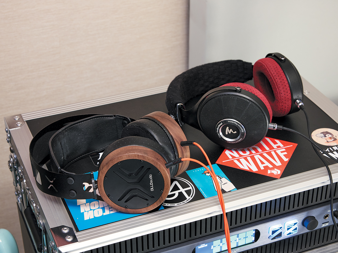 OLLO AUDIO X1（写真左）とFOCA L Clear Professional（同右）