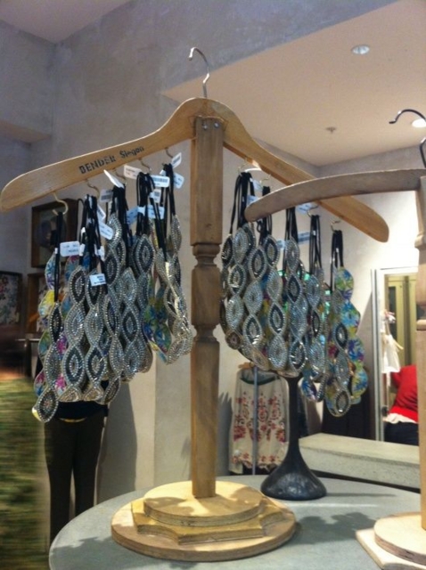 その発想はなかった 思わず目を引くディスプレイ 海外アクセサリーショップ アクセサリー収納方法アイデア集その 私のジュエリー アクセサリーnote