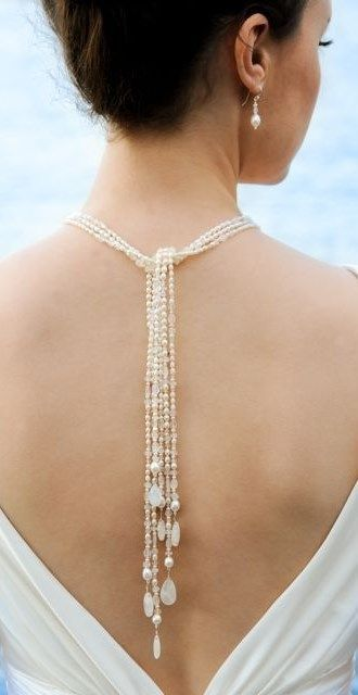 バックワードネックレス」で背中美人・いつものアクセサリーが後ろ付け 