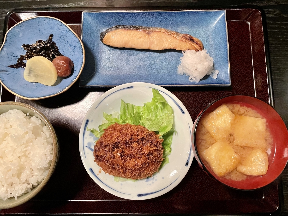 定食春秋 その 392 メンチカツと鮭の塩焼き定食 今日も 来て しまった