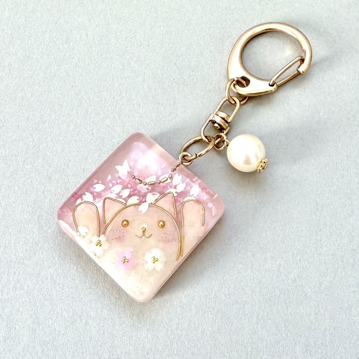 猫好きな母へ♡ 桜舞うキーホルダーを手作りしました - soda_blueの