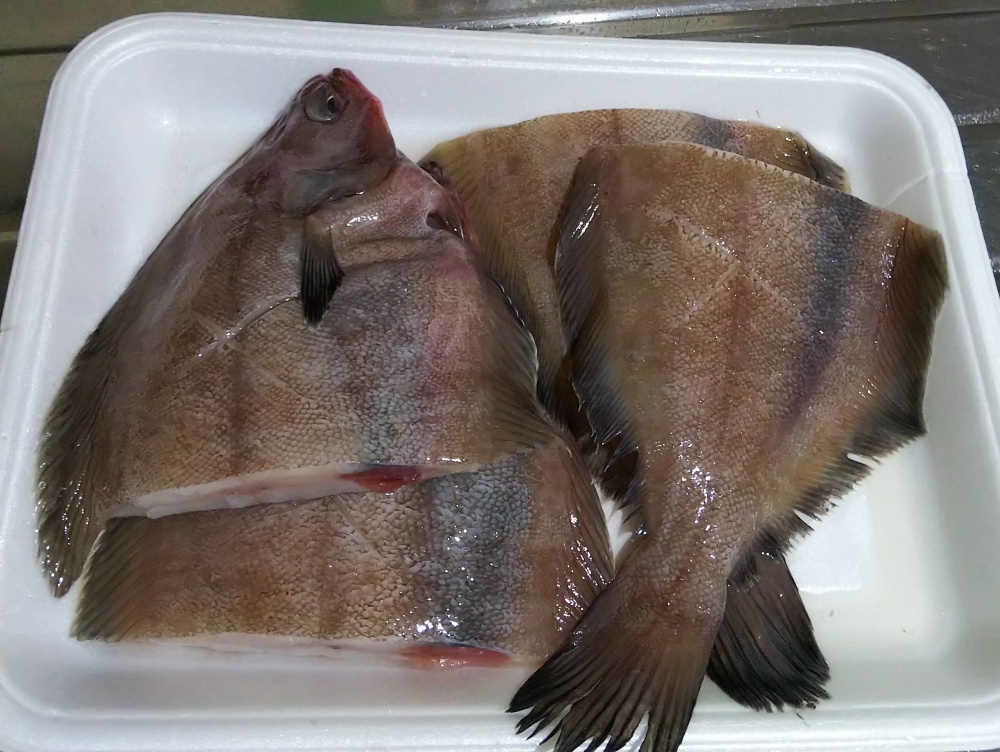 ひれ黒カレイの煮付け キムチチーズ入り卵焼き おうちびと