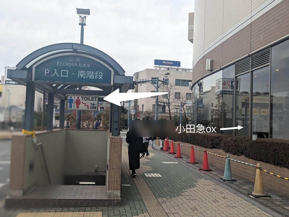 狛江駅前の駐車場のトイレがある場所