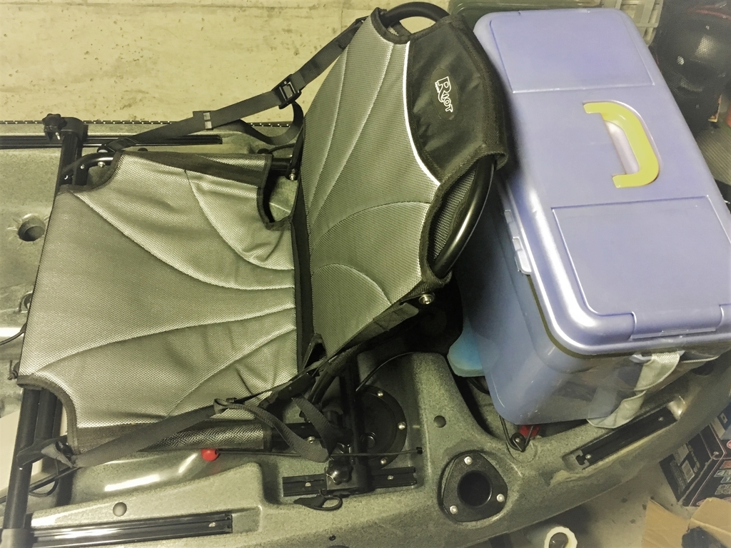 フィッシングカヤックに 防水バッテリーボックスと安全フラッグホルダーを固定します 青物に会いたい