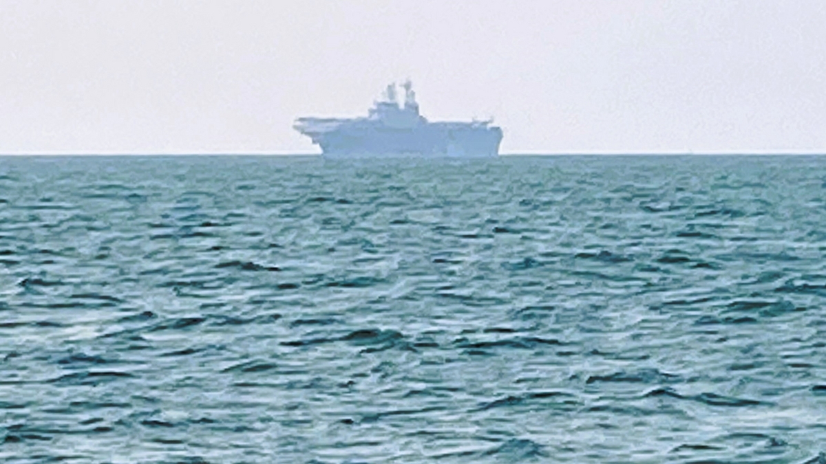 タイの空母を望みながら海釣り