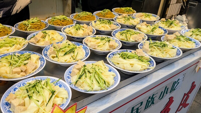 【西安,重慶2】回民街で「𰻞𰻞面」を食す - 世界の街シンプル一人旅