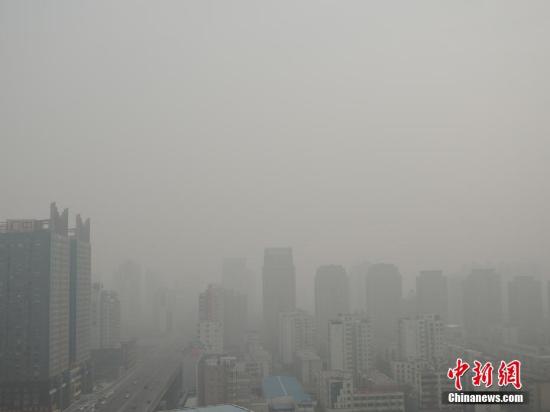 12月12日11时,郑州市气象台发布雾霾黄色预警。从11日起,受冷空气影响,郑州市大气扩散条件不利,空气质量持续走低,城市上空灰蒙蒙一片,能见度低,出行的市民也大多戴上口罩进行防护。气象台提醒,雾霾天驾驶员需谨慎驾驶。 韩章云 摄