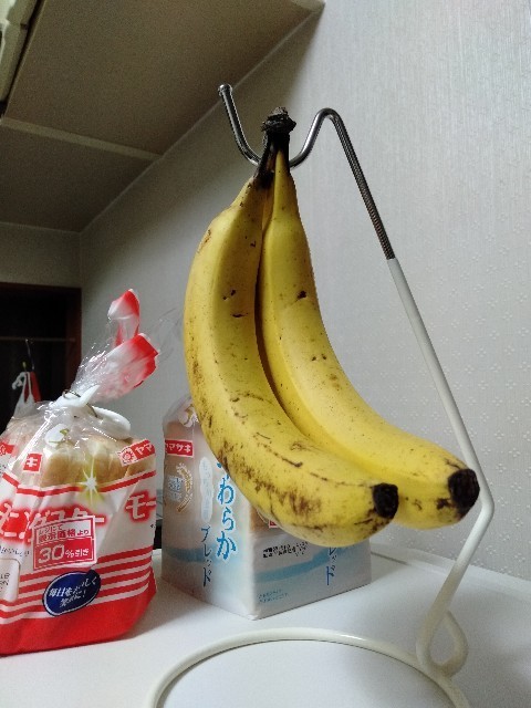 ダイソーのバナナスタンドが滑り止め付きで便利 ヘッドホンを吊るしてもいいよ 嫁を迎えるまで淡々と