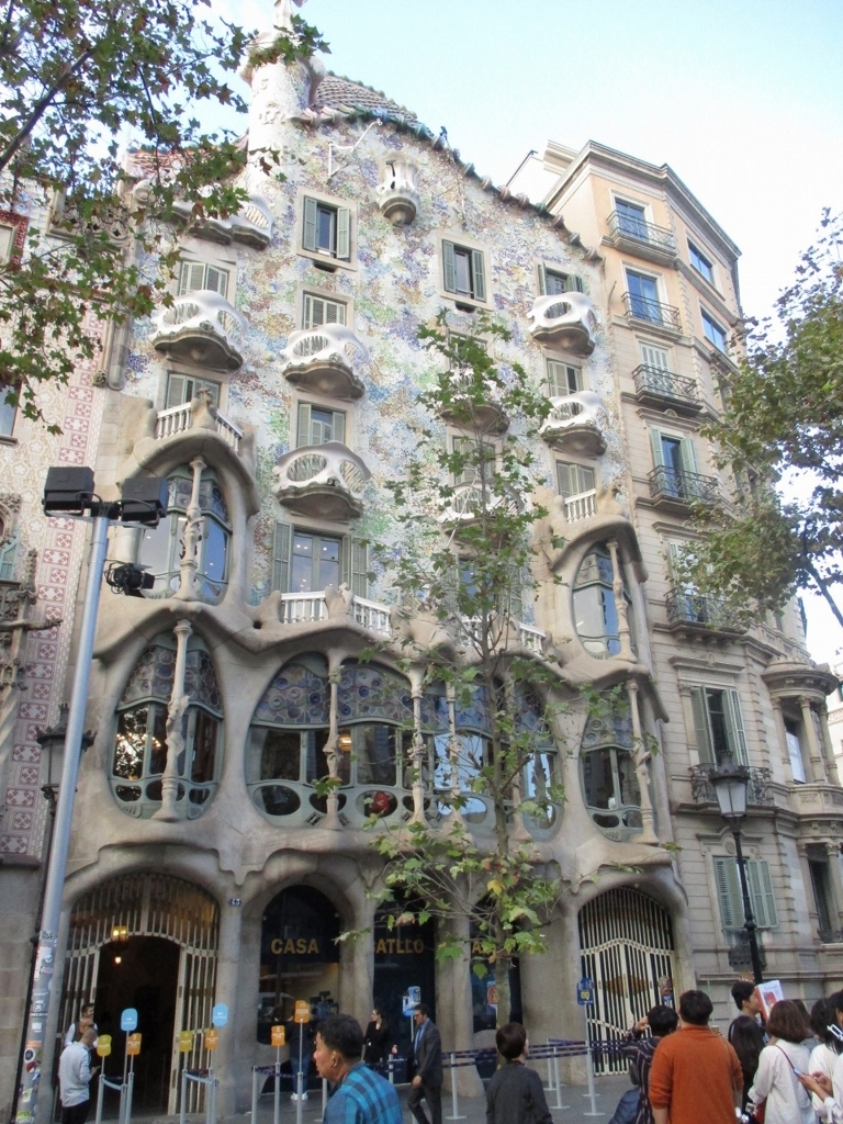 スペイン旅行3 17 10 11 1日目昼 ガウディ建築 カサ ミラ とカタルーニャ広場を巡る Some Were Born To Sing The Blues スペイン旅行3 17 10 11 1日目昼 ガウディ建築 カサ ミラ とカタルーニャ広場を巡る Some Were Born To Sing The Blues