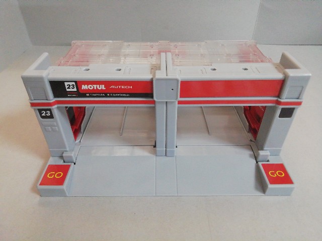 トミカタウン】NISSAN Racing team NISMO PIT / 給油塔にホースをつけ