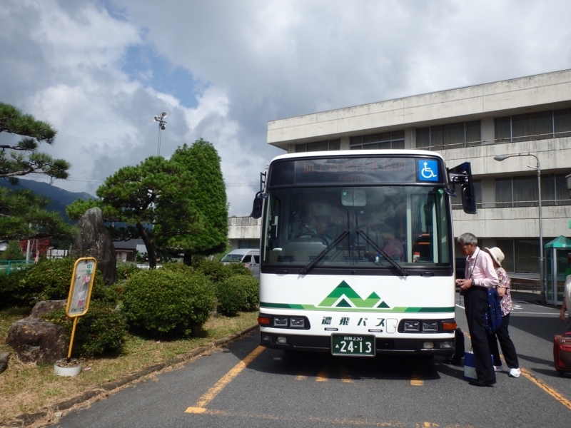 加子母総合事務所に到着した濃飛バス、左奥にはコミュニティバス