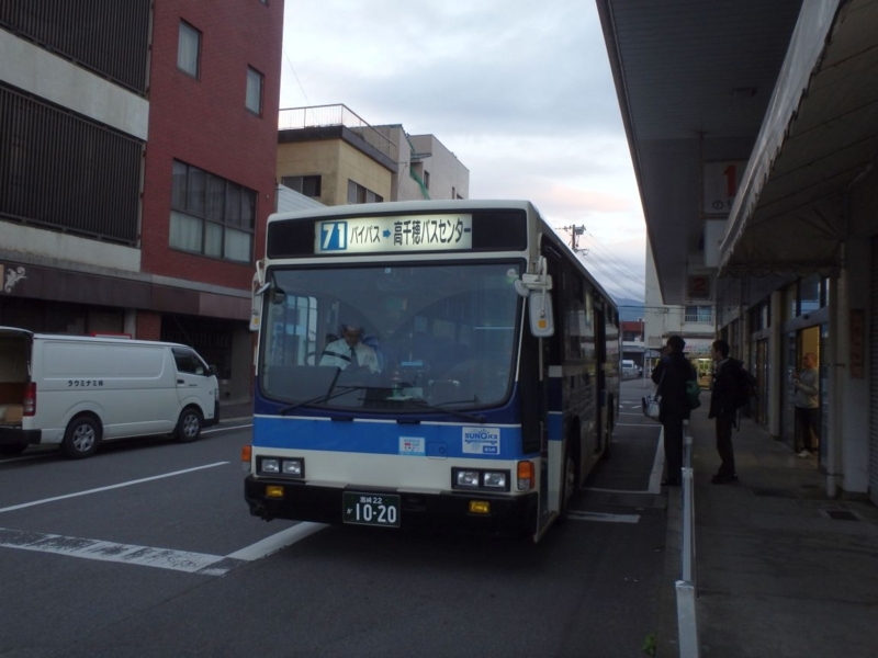 延岡バスセンターで出発を待つ高千穂行