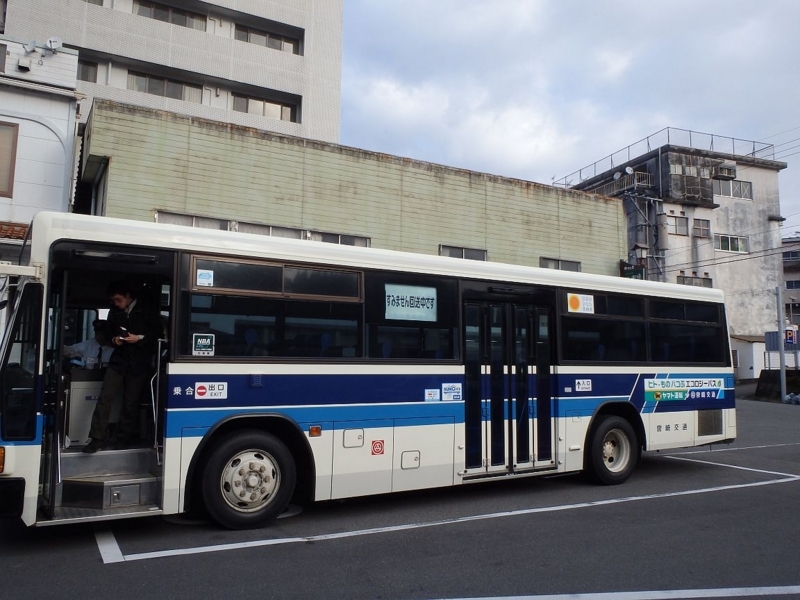 高千穂バスセンターに到着したバス。ヤマトのステッカーや「すみません回送中です」が確認できる。