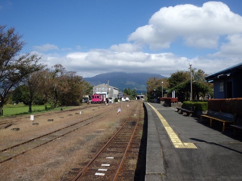 高森駅のホームから阿蘇山を望む