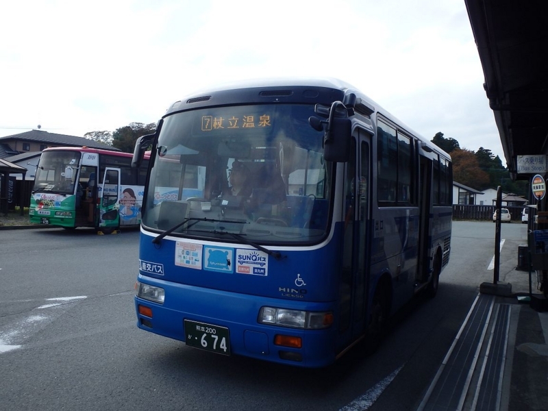 阿蘇駅前に停車する杖立温泉行