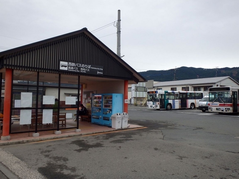 杷木のバス待合所と待機中のバス。西鉄バスの間に先ほど乗ってきた日田バスのワンボックスが見える