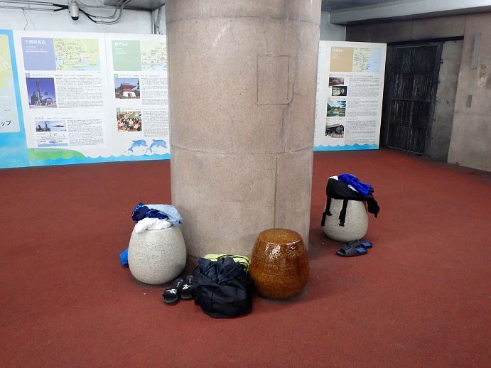 エレベーターホールの椅子は荷物置き場になっていた
