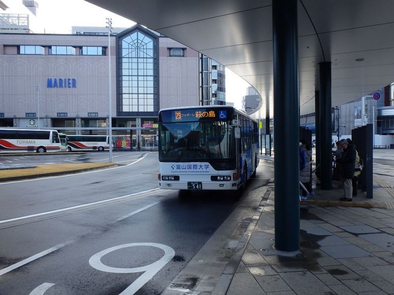 富山駅前6番のりばにて