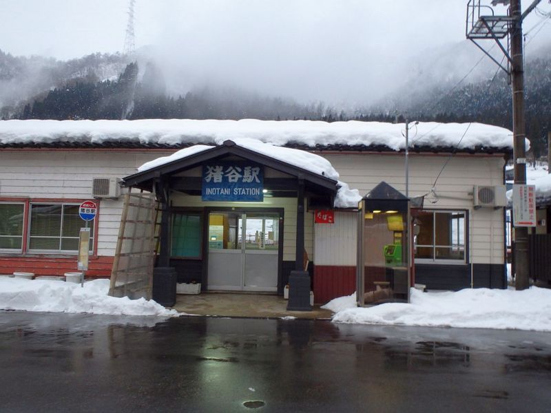 猪谷駅正面