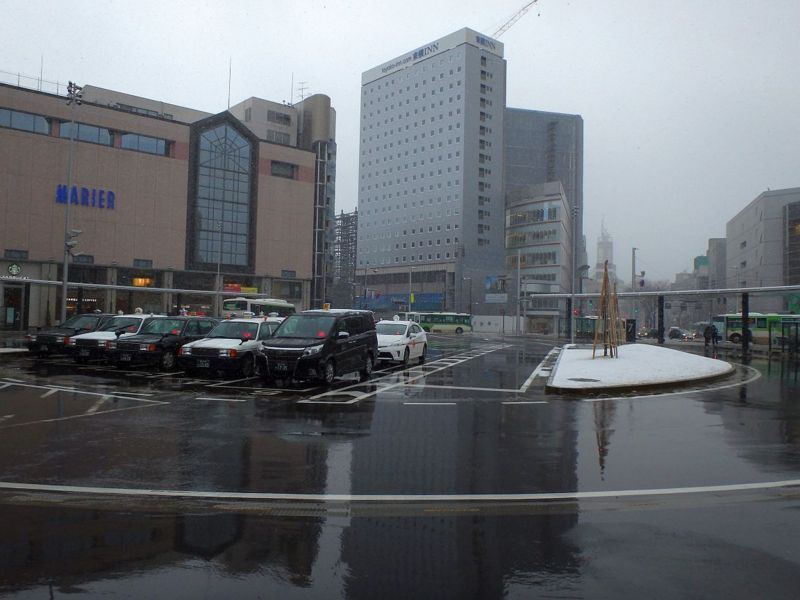 富山駅前にて