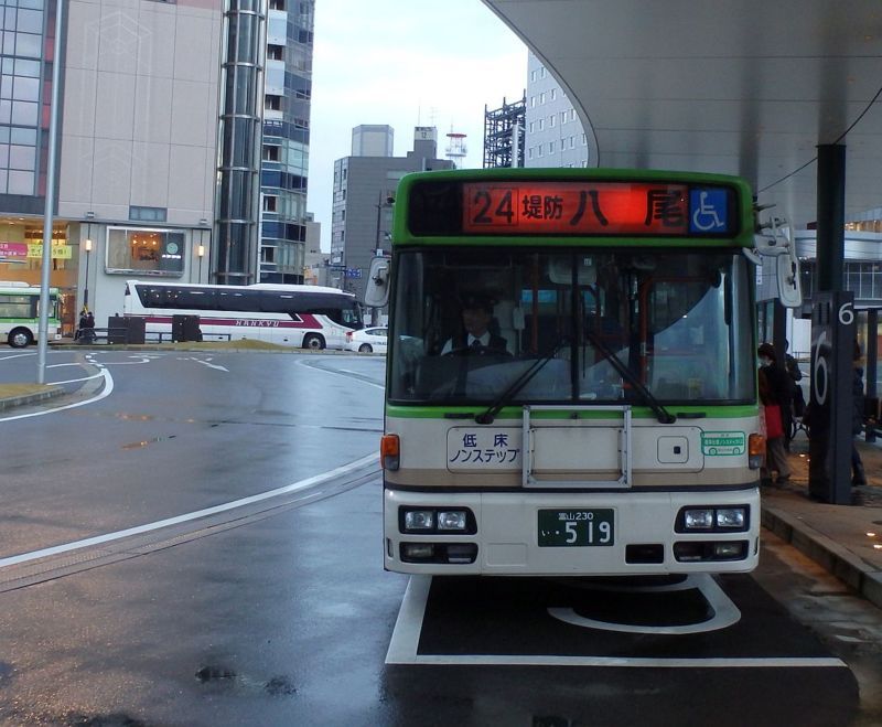 富山駅前6番のりばにて