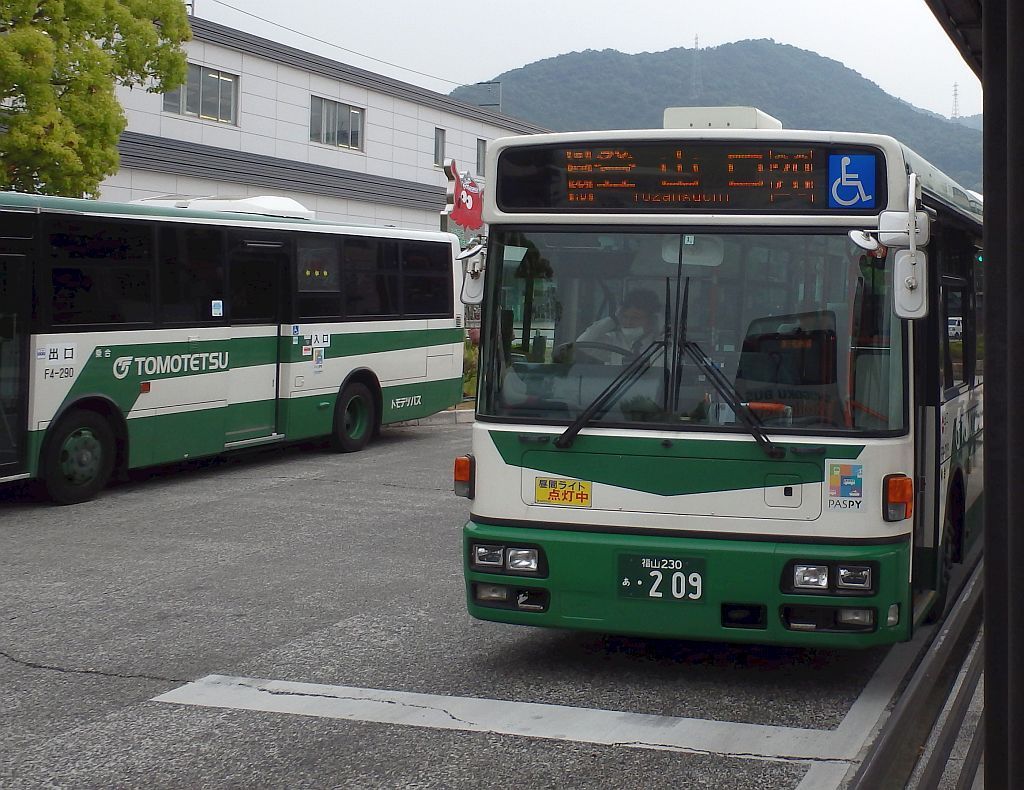 トモテツバス 登山口行 三原駅にて