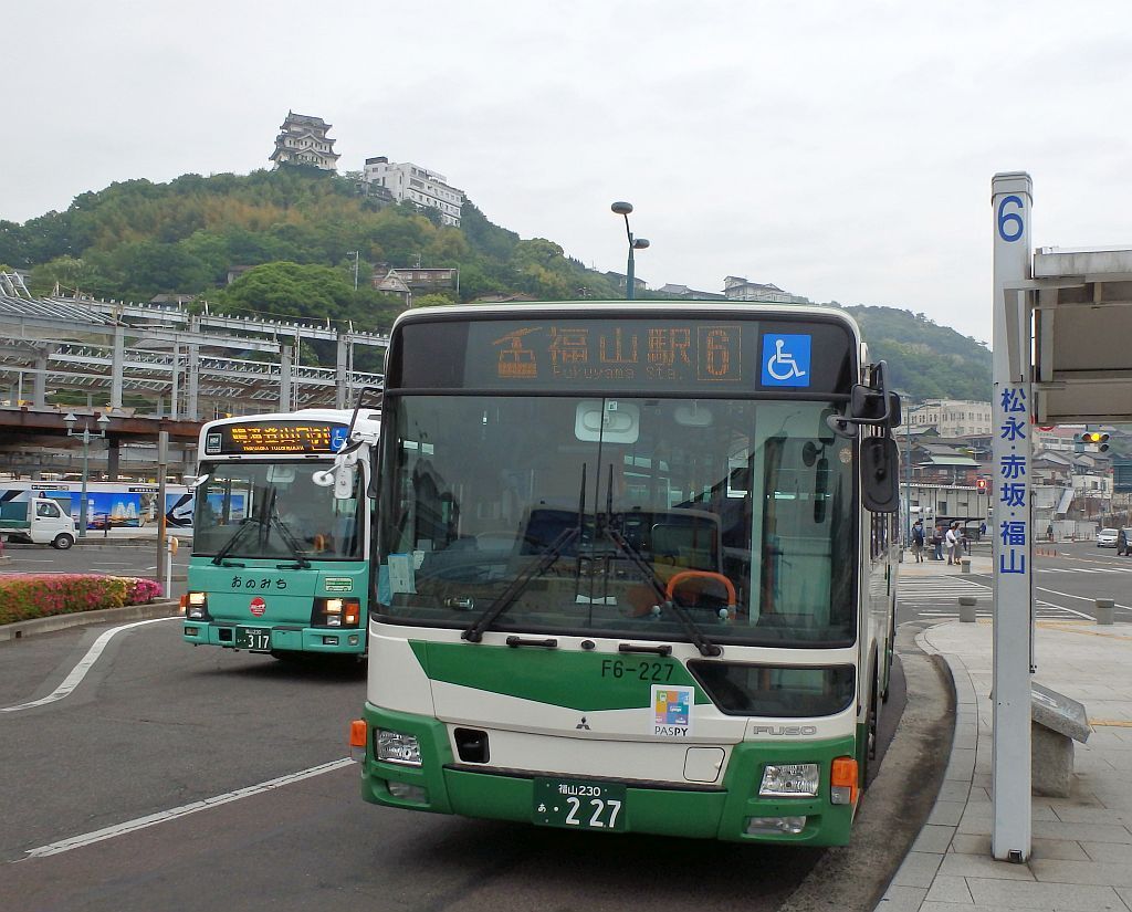 尾道駅前にて