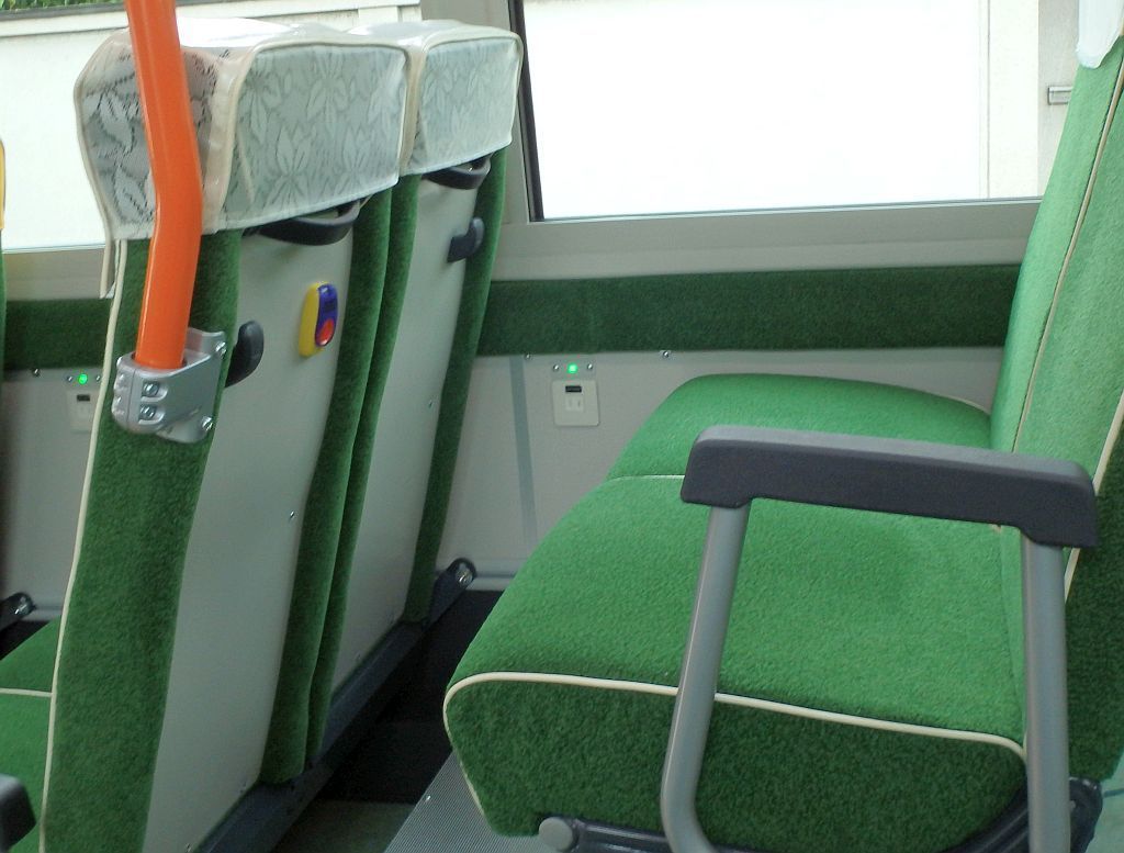 乗車したバスの車内にはコンセントがある