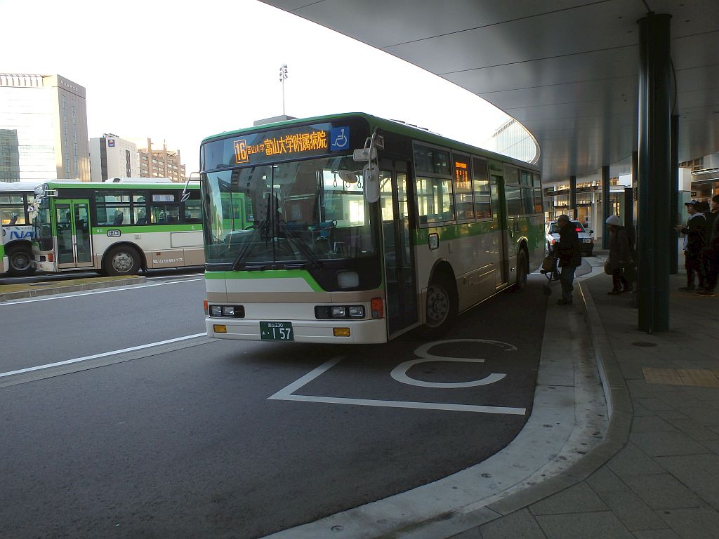 富山駅前にて