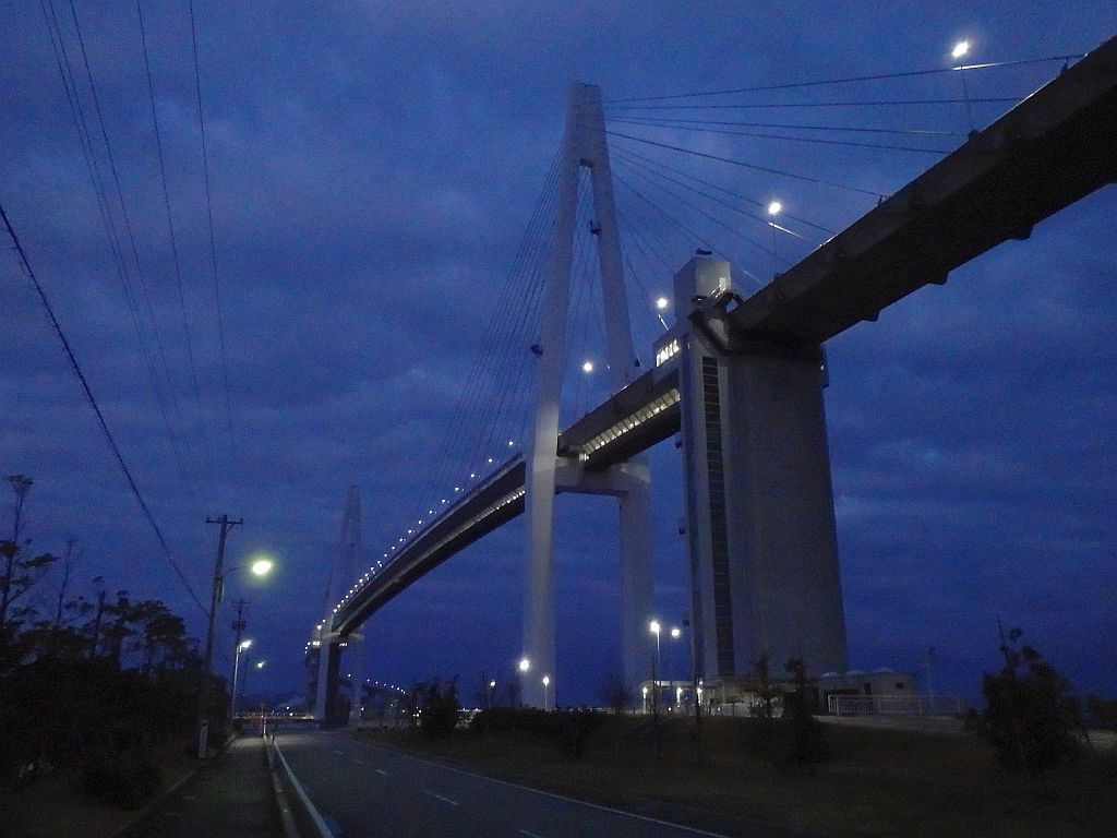 堀岡側から見た未明の新湊大橋