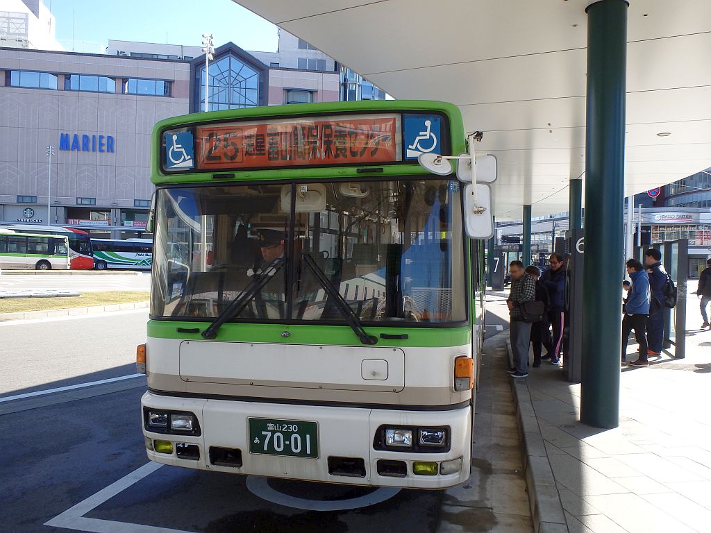 富山駅前にて