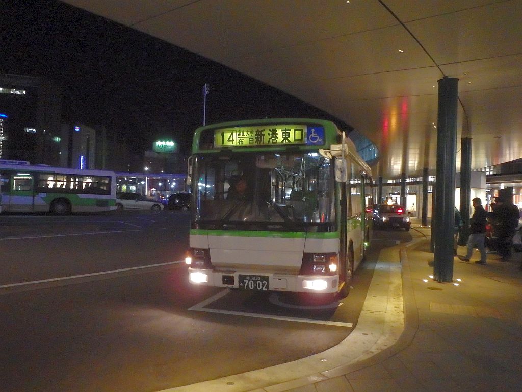 富山駅前にて
