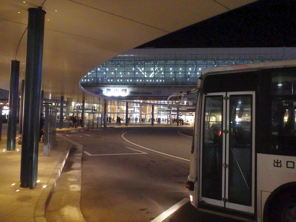富山駅前 18時7分 夜の富山駅