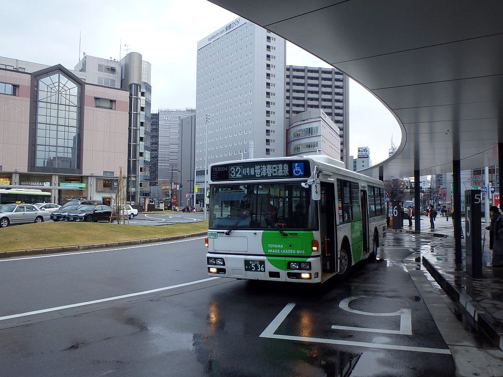 富山駅前にて