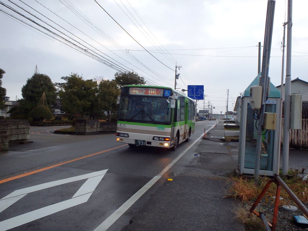 富山東高校前にて
