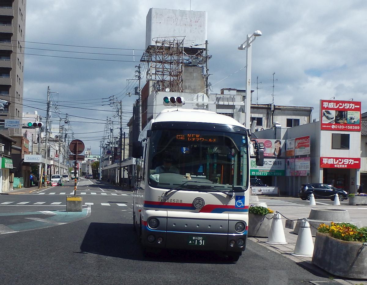 坂出駅前にて